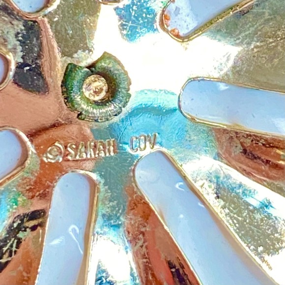 Sarah Coventry Brooch 1960s Gold Tone And White Enamel Water Lilly Flower - Picture 10 of 10